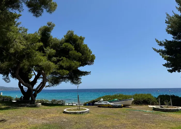 Delfini Villa, Beachfront 2-Bdrm Maisonette